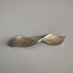 Vintage Lisner Matte Silver Tone Twisted Ribbon Design Brooch